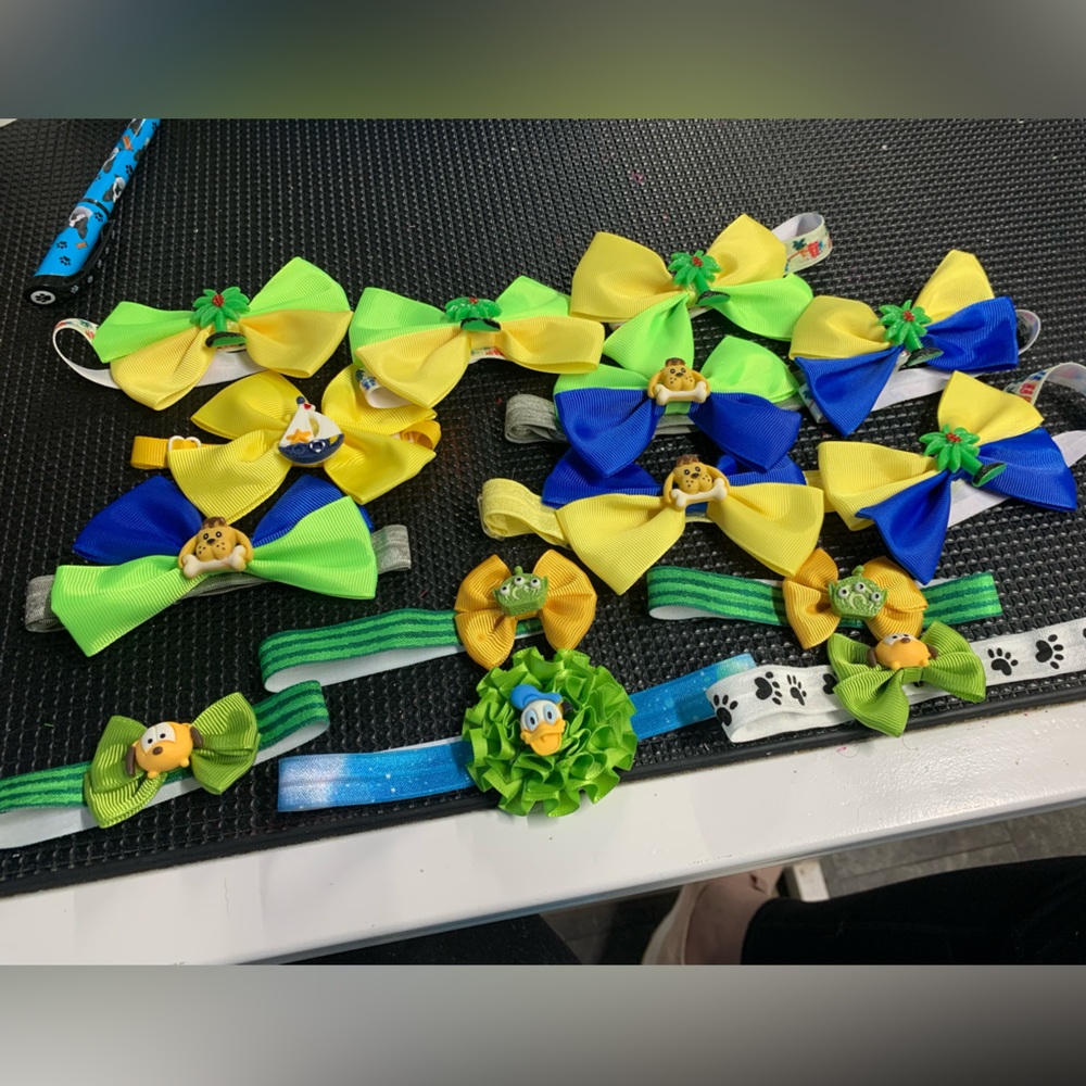 Stretchy bow ties